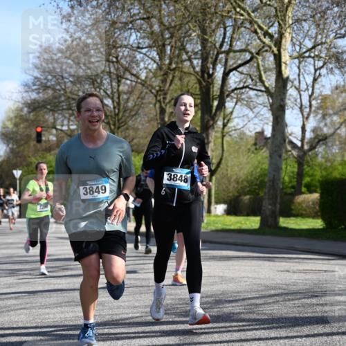 12.04.2026 - 45. Internationalen Wilhelmsburger Insellauf J. Mangold http://msf.ph/oto/9461390 12.04.2026 10:45:56 Ziel 4682, 5664, 3172, 2691, 3256, 3848, 3849, 5690, 4182, 2460, 2706, 4357, 3952, 4755, 3480, 5050, 5598, 3635, 4762, 5466, 2596, 3008, 4631, 2841, 5726, 5562 meine-sportfotos.de