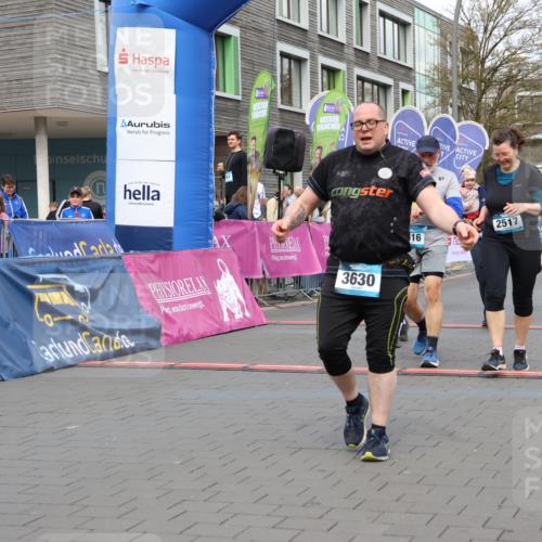 12.04.2026 - 45. Internationalen Wilhelmsburger Insellauf Strokosch-Dieckow http://msf.ph/oto/9461391 12.04.2026 13:18:43 Ziel 2516, 2517, 4031, 3694, 2018, 2961 meine-sportfotos.de