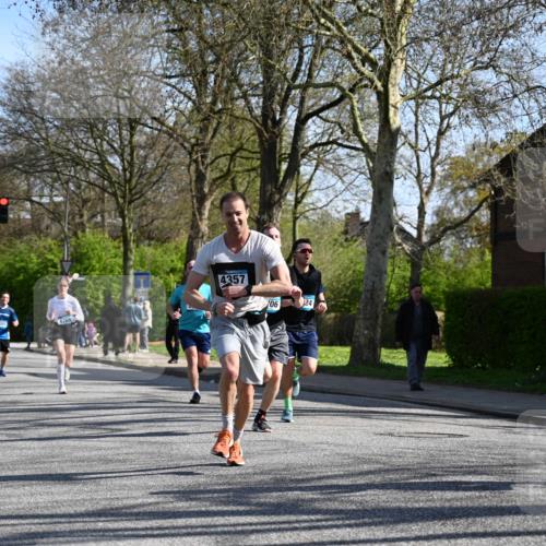 12.04.2026 - 45. Internationalen Wilhelmsburger Insellauf J. Mangold http://msf.ph/oto/9461422 12.04.2026 10:46:05 Ziel 3172, 2691, 3256, 3848, 3849, 5690, 4182, 2460, 2706, 4357, 3952, 4755, 3480, 5050, 5598, 3635, 4762, 5466, 2596, 3008, 4631, 2841, 2841, 5726, 5562, 3484, 4331, 3553, 3713, 3860, 5538, 4706 meine-sportfotos.de