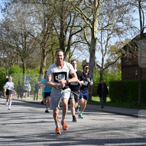 12.04.2026 - 45. Internationalen Wilhelmsburger Insellauf J. Mangold http://msf.ph/oto/9461429 12.04.2026 10:46:05 Ziel 3172, 2691, 3256, 3848, 3849, 5690, 4182, 2460, 2706, 4357, 3952, 4755, 3480, 5050, 5598, 3635, 4762, 5466, 2596, 3008, 4631, 2841, 2841, 5726, 5562, 3484, 4331, 3553, 3713, 3860, 5538, 4706 meine-sportfotos.de