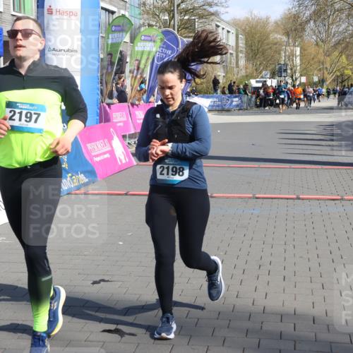 12.04.2026 - 45. Internationalen Wilhelmsburger Insellauf Strokosch-Dieckow http://msf.ph/oto/9461435 12.04.2026 10:51:11 Ziel 2198, 2197 meine-sportfotos.de