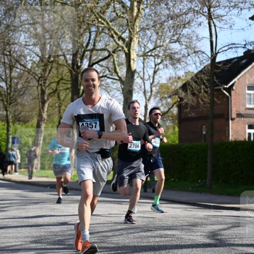 12.04.2026 - 45. Internationalen Wilhelmsburger Insellauf J. Mangold http://msf.ph/oto/9461436 12.04.2026 10:46:06 Ziel 3172, 2691, 3256, 3848, 3849, 5690, 4182, 2460, 2706, 4357, 3952, 4755, 3480, 5050, 5598, 3635, 4762, 5466, 2596, 3008, 4631, 2841, 5726, 5726, 5562, 3484, 4331, 3553, 3713, 3860, 5538, 4706, 4700 meine-sportfotos.de