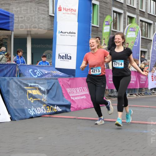 12.04.2026 - 45. Internationalen Wilhelmsburger Insellauf Strokosch-Dieckow http://msf.ph/oto/9461442 12.04.2026 13:18:38 Ziel 3879, 3630, 5714, 4213, 2516, 2517, 4031 meine-sportfotos.de