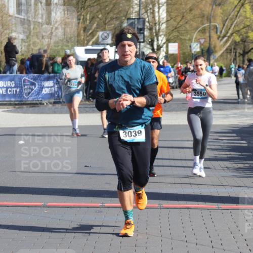 12.04.2026 - 45. Internationalen Wilhelmsburger Insellauf Strokosch-Dieckow http://msf.ph/oto/9461460 12.04.2026 10:51:22 Ziel 3039, 3550, 4659 meine-sportfotos.de