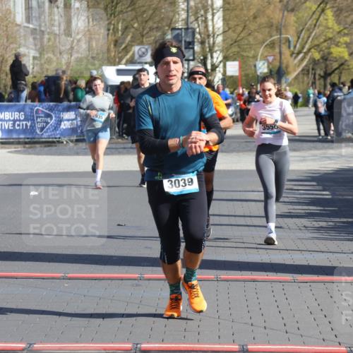 12.04.2026 - 45. Internationalen Wilhelmsburger Insellauf Strokosch-Dieckow http://msf.ph/oto/9461475 12.04.2026 10:51:22 Ziel 3039, 3550, 4659 meine-sportfotos.de