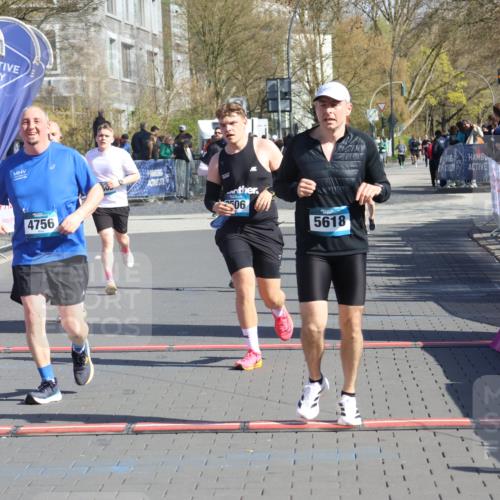 12.04.2026 - 45. Internationalen Wilhelmsburger Insellauf Strokosch-Dieckow http://msf.ph/oto/9461616 12.04.2026 10:51:39 Ziel 5618, 4756, 2506, 3996, 5608, 2598 meine-sportfotos.de