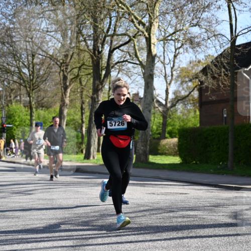 12.04.2026 - 45. Internationalen Wilhelmsburger Insellauf J. Mangold http://msf.ph/oto/9461626 12.04.2026 10:46:32 Ziel 3635, 4762, 5466, 2596, 3008, 4631, 2841, 5726, 5562, 3484, 4331, 3553, 3713, 3860, 5538, 4706, 4700, 5803, 2206, 5421, 5626, 3493, 3494, 3010, 3854, 2393, 2845, 3332, 3349, 4297, 3830, 3098, 5445, 4992, 3450, 5054 meine-sportfotos.de