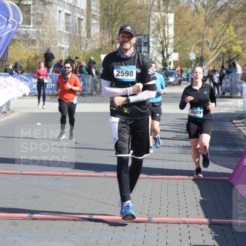 12.04.2026 - 45. Internationalen Wilhelmsburger Insellauf Strokosch-Dieckow http://msf.ph/oto/9461656 12.04.2026 10:51:44 Ziel 3996, 5608, 2598, 3049, 4263 meine-sportfotos.de