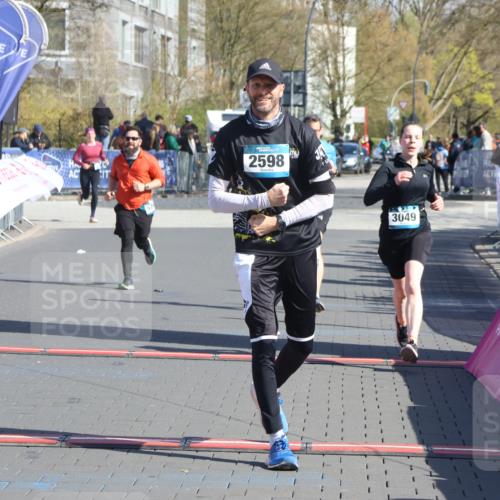 12.04.2026 - 45. Internationalen Wilhelmsburger Insellauf Strokosch-Dieckow http://msf.ph/oto/9461673 12.04.2026 10:51:44 Ziel 3996, 5608, 2598, 3049, 4263 meine-sportfotos.de