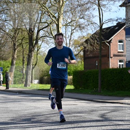 12.04.2026 - 45. Internationalen Wilhelmsburger Insellauf J. Mangold http://msf.ph/oto/9461756 12.04.2026 10:46:51 Ziel 3860, 5538, 4706, 4700, 5803, 2206, 5421, 5626, 3493, 3494, 3010, 3854, 2393, 2845, 3332, 3349, 4297, 3830, 3098, 5445, 4992, 3450, 5054, 2358, 4932 meine-sportfotos.de