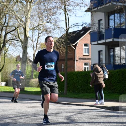 12.04.2026 - 45. Internationalen Wilhelmsburger Insellauf J. Mangold http://msf.ph/oto/9461810 12.04.2026 10:47:05 Ziel 3332, 3349, 4297, 3830, 3098, 5445, 4992, 3450, 5054, 2358, 4932, 4402, 4367, 4181, 5272, 3174, 4360, 4539 meine-sportfotos.de