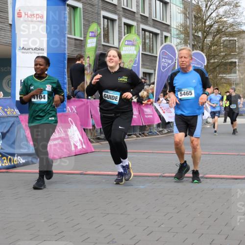 12.04.2026 - 45. Internationalen Wilhelmsburger Insellauf Strokosch-Dieckow http://msf.ph/oto/9461820 12.04.2026 13:18:21 Ziel 2903, 4104, 5465, 4998, 5332, 4203 meine-sportfotos.de