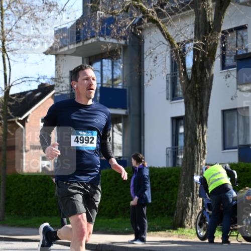 12.04.2026 - 45. Internationalen Wilhelmsburger Insellauf J. Mangold http://msf.ph/oto/9461823 12.04.2026 10:47:06 Ziel 4297, 3830, 3098, 5445, 4992, 3450, 5054, 2358, 4932, 4402, 4367, 4181, 5272, 3174, 4360, 4539, 3762 meine-sportfotos.de