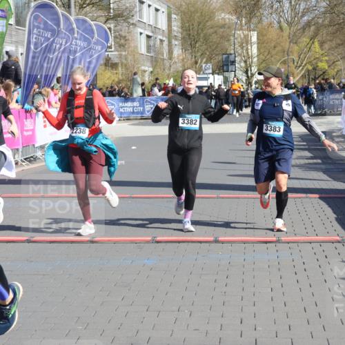 12.04.2026 - 45. Internationalen Wilhelmsburger Insellauf Strokosch-Dieckow http://msf.ph/oto/9461828 12.04.2026 11:09:57 Ziel 2612, 3382, 4081, 3383, 2238 meine-sportfotos.de