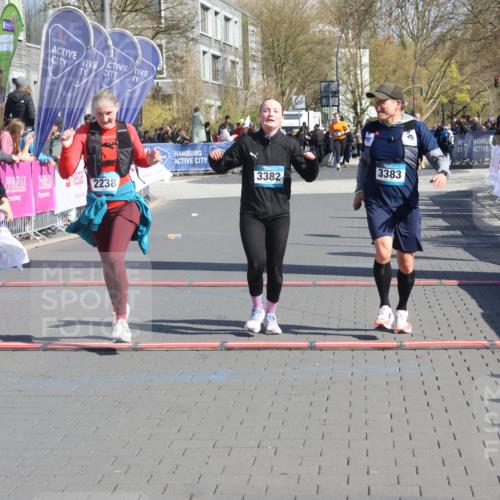 12.04.2026 - 45. Internationalen Wilhelmsburger Insellauf Strokosch-Dieckow http://msf.ph/oto/9461843 12.04.2026 11:09:57 Ziel 2612, 3382, 4081, 3383, 2238 meine-sportfotos.de