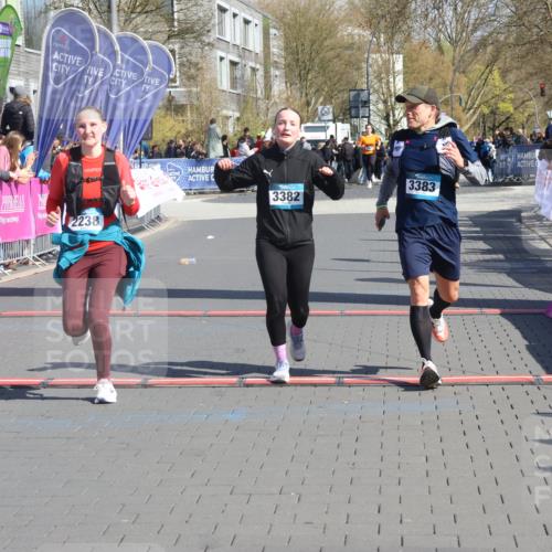 12.04.2026 - 45. Internationalen Wilhelmsburger Insellauf Strokosch-Dieckow http://msf.ph/oto/9461868 12.04.2026 11:09:57 Ziel 2612, 3382, 4081, 3383, 2238 meine-sportfotos.de