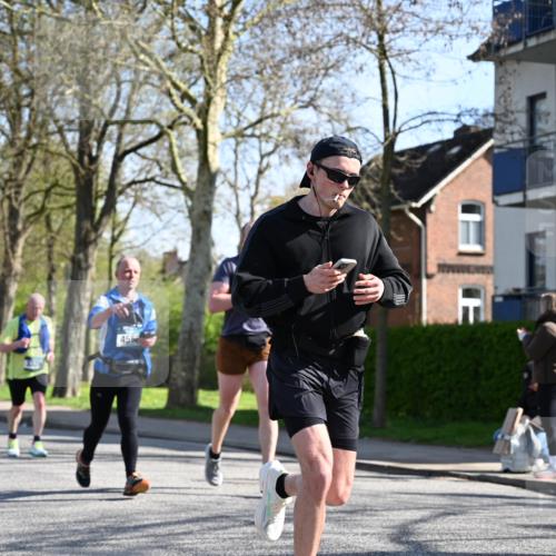 12.04.2026 - 45. Internationalen Wilhelmsburger Insellauf J. Mangold http://msf.ph/oto/9461889 12.04.2026 10:47:43 Ziel 4402, 4367, 4181, 5272, 3174, 4360, 4539, 3762, 4568, 3325, 5749, 2784, 4834, 4330, 3311, 2809, 4415, 4681, 2373, 2384, 2442, 3631, 5578, 3414, 3307, 4882, 2053, 4563, 4866, 4563, 4866, 2438, 3513, 2854, 2887, 3103 meine-sportfotos.de
