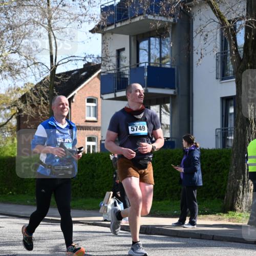 12.04.2026 - 45. Internationalen Wilhelmsburger Insellauf J. Mangold http://msf.ph/oto/9461904 12.04.2026 10:47:45 Ziel 4181, 5272, 3174, 4360, 4539, 3762, 4568, 3325, 5749, 2784, 4834, 4330, 3311, 2809, 4330, 3311, 2809, 4415, 4681, 2373, 2384, 2442, 3631, 5578, 3414, 3307, 4882, 2053, 4563, 4866, 2438, 3513, 2854, 2887, 3103, 4424 meine-sportfotos.de