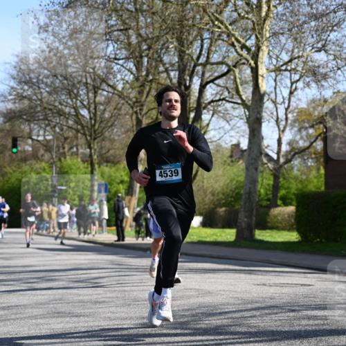12.04.2026 - 45. Internationalen Wilhelmsburger Insellauf J. Mangold http://msf.ph/oto/9461910 12.04.2026 10:47:47 Ziel 4181, 5272, 3174, 4360, 4539, 3762, 4568, 3325, 5749, 2784, 4834, 4330, 3311, 2809, 4415, 4681, 2373, 2384, 2442, 3631, 5578, 3414, 3307, 4882, 2053, 4563, 4866, 2438, 3513, 2854, 2887, 3103, 4424, 3509, 4768 meine-sportfotos.de