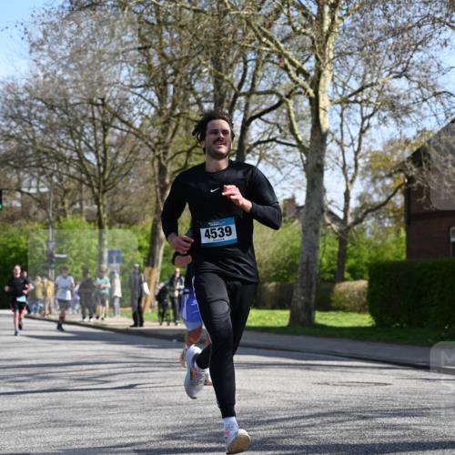 12.04.2026 - 45. Internationalen Wilhelmsburger Insellauf J. Mangold http://msf.ph/oto/9461911 12.04.2026 10:47:47 Ziel 4181, 5272, 3174, 4360, 4539, 3762, 4568, 3325, 5749, 2784, 4834, 4330, 3311, 2809, 4415, 4681, 2373, 2384, 2442, 3631, 5578, 3414, 3307, 4882, 2053, 4563, 4866, 2438, 3513, 2854, 2887, 3103, 4424, 3509, 4768 meine-sportfotos.de