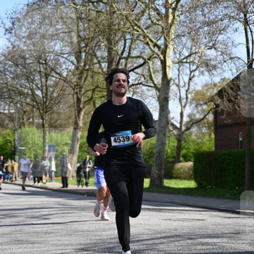 12.04.2026 - 45. Internationalen Wilhelmsburger Insellauf J. Mangold http://msf.ph/oto/9461913 12.04.2026 10:47:47 Ziel 4181, 5272, 3174, 4360, 4539, 3762, 4568, 3325, 5749, 2784, 4834, 4330, 3311, 2809, 4415, 4681, 2373, 2384, 2442, 3631, 5578, 3414, 3307, 4882, 2053, 4563, 4866, 2438, 3513, 2854, 2887, 3103, 4424, 3509, 4768 meine-sportfotos.de
