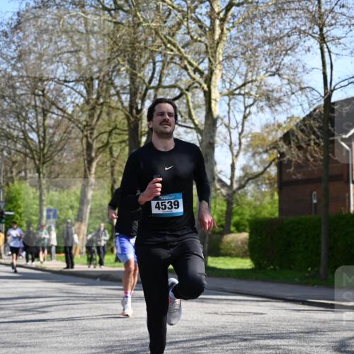 12.04.2026 - 45. Internationalen Wilhelmsburger Insellauf J. Mangold http://msf.ph/oto/9461914 12.04.2026 10:47:47 Ziel 4181, 5272, 3174, 4360, 4539, 3762, 4568, 3325, 5749, 2784, 4834, 4330, 3311, 2809, 4415, 4681, 2373, 2384, 2442, 3631, 5578, 3414, 3307, 4882, 2053, 4563, 4866, 2438, 3513, 2854, 2887, 3103, 4424, 3509, 4768 meine-sportfotos.de
