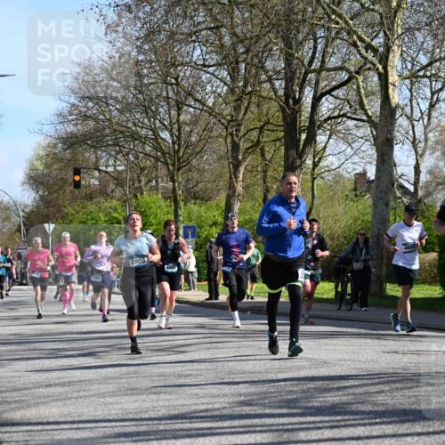 12.04.2026 - 45. Internationalen Wilhelmsburger Insellauf J. Mangold http://msf.ph/oto/9461927 12.04.2026 10:47:55 Ziel 3762, 4568, 3325, 5749, 2784, 4834, 4330, 3311, 2809, 4415, 4681, 2373, 2384, 2442, 3631, 5578, 3414, 3307, 4882, 2053, 4563, 4866, 4563, 4866, 2438, 3513, 2854, 2887, 3103, 3103, 4424, 3509, 4768, 3060, 3063, 2992, 2846, 3722, 4088, 4913 meine-sportfotos.de