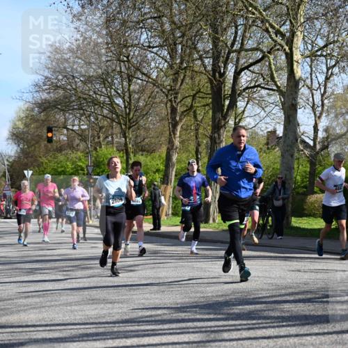 12.04.2026 - 45. Internationalen Wilhelmsburger Insellauf J. Mangold http://msf.ph/oto/9461936 12.04.2026 10:47:55 Ziel 3762, 4568, 3325, 5749, 2784, 4834, 4330, 3311, 2809, 4415, 4681, 2373, 2384, 2442, 3631, 5578, 3414, 3307, 4882, 2053, 4563, 4866, 4563, 4866, 2438, 3513, 2854, 2887, 3103, 3103, 4424, 3509, 4768, 3060, 3063, 2992, 2846, 3722, 4088, 4913 meine-sportfotos.de