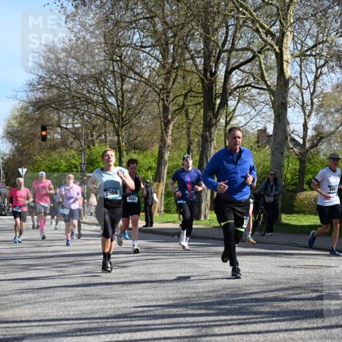 12.04.2026 - 45. Internationalen Wilhelmsburger Insellauf J. Mangold http://msf.ph/oto/9461937 12.04.2026 10:47:55 Ziel 3762, 4568, 3325, 5749, 2784, 4834, 4330, 3311, 2809, 4415, 4681, 2373, 2384, 2442, 3631, 5578, 3414, 3307, 4882, 2053, 4563, 4866, 4563, 4866, 2438, 3513, 2854, 2887, 3103, 3103, 4424, 3509, 4768, 3060, 3063, 2992, 2846, 3722, 4088, 4913 meine-sportfotos.de