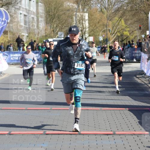 12.04.2026 - 45. Internationalen Wilhelmsburger Insellauf Strokosch-Dieckow http://msf.ph/oto/9461943 12.04.2026 10:52:10 Ziel 3183, 3567, 2729, 5553, 2837 meine-sportfotos.de