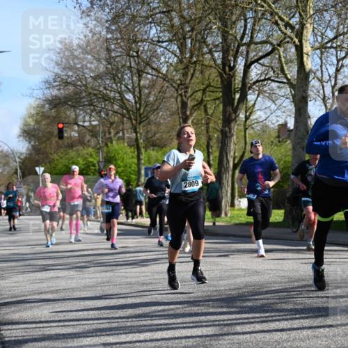 12.04.2026 - 45. Internationalen Wilhelmsburger Insellauf J. Mangold http://msf.ph/oto/9461946 12.04.2026 10:47:56 Ziel 4568, 3325, 5749, 2784, 4834, 4330, 3311, 2809, 4415, 4681, 2373, 2384, 2442, 3631, 5578, 3414, 3307, 4882, 2053, 4563, 4866, 2438, 3513, 2854, 2887, 3103, 4424, 4424, 3509, 4768, 3060, 3063, 2992, 2846, 3722, 4088, 4913 meine-sportfotos.de