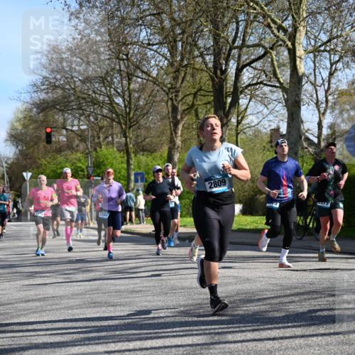 12.04.2026 - 45. Internationalen Wilhelmsburger Insellauf J. Mangold http://msf.ph/oto/9461954 12.04.2026 10:47:57 Ziel 4568, 3325, 5749, 2784, 4834, 4330, 3311, 2809, 4415, 4681, 2373, 2384, 2442, 3631, 5578, 3414, 3307, 4882, 2053, 4563, 4866, 2438, 3513, 2854, 2887, 3103, 4424, 3509, 4768, 3060, 3063, 2992, 2846, 3722, 4088, 4913 meine-sportfotos.de