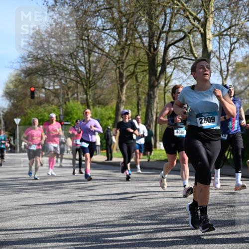 12.04.2026 - 45. Internationalen Wilhelmsburger Insellauf J. Mangold http://msf.ph/oto/9461958 12.04.2026 10:47:57 Ziel 4568, 3325, 5749, 2784, 4834, 4330, 3311, 2809, 4415, 4681, 2373, 2384, 2442, 3631, 5578, 3414, 3307, 4882, 2053, 4563, 4866, 2438, 3513, 2854, 2887, 3103, 4424, 3509, 4768, 3060, 3063, 2992, 2846, 3722, 4088, 4913 meine-sportfotos.de
