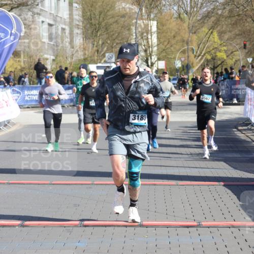 12.04.2026 - 45. Internationalen Wilhelmsburger Insellauf Strokosch-Dieckow http://msf.ph/oto/9461961 12.04.2026 10:52:10 Ziel 3183, 3567, 2729, 5553, 2837 meine-sportfotos.de