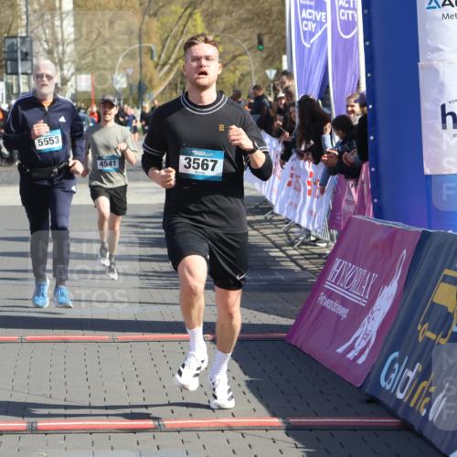 12.04.2026 - 45. Internationalen Wilhelmsburger Insellauf Strokosch-Dieckow http://msf.ph/oto/9462002 12.04.2026 10:52:12 Ziel 3183, 3567, 2729, 5553, 2837, 4541, 2432 meine-sportfotos.de