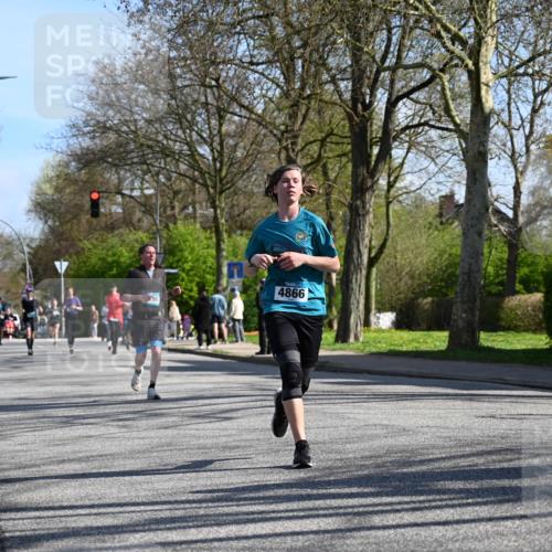 12.04.2026 - 45. Internationalen Wilhelmsburger Insellauf J. Mangold http://msf.ph/oto/9462012 12.04.2026 10:48:05 Ziel 4834, 4330, 3311, 2809, 4415, 4681, 2373, 2384, 2442, 3631, 5578, 3414, 3307, 4882, 2053, 4563, 4866, 2438, 3513, 2854, 2887, 3103, 4424, 3509, 4768, 3060, 3063, 2992, 2846, 3722, 4088, 4913, 4913, 4675, 3007 meine-sportfotos.de