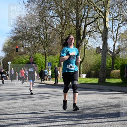 12.04.2026 - 45. Internationalen Wilhelmsburger Insellauf J. Mangold http://msf.ph/oto/9462017 12.04.2026 10:48:05 Ziel 4834, 4330, 3311, 2809, 4415, 4681, 2373, 2384, 2442, 3631, 5578, 3414, 3307, 4882, 2053, 4563, 4866, 2438, 3513, 2854, 2887, 3103, 4424, 3509, 4768, 3060, 3063, 2992, 2846, 3722, 4088, 4913, 4913, 4675, 3007 meine-sportfotos.de
