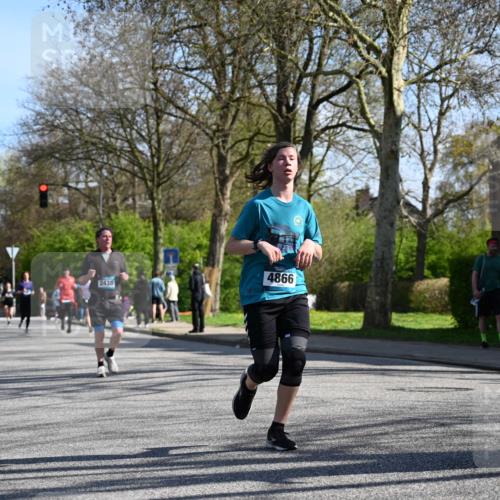 12.04.2026 - 45. Internationalen Wilhelmsburger Insellauf J. Mangold http://msf.ph/oto/9462021 12.04.2026 10:48:06 Ziel 4834, 4330, 3311, 2809, 4415, 4681, 2373, 2384, 2442, 3631, 5578, 3414, 3307, 4882, 2053, 4563, 4866, 2438, 3513, 2854, 2887, 3103, 4424, 3509, 4768, 3060, 3063, 2992, 2846, 3722, 4088, 4913, 4675, 3007 meine-sportfotos.de