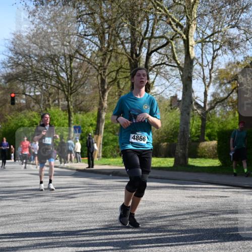 12.04.2026 - 45. Internationalen Wilhelmsburger Insellauf J. Mangold http://msf.ph/oto/9462022 12.04.2026 10:48:06 Ziel 4834, 4330, 3311, 2809, 4415, 4681, 2373, 2384, 2442, 3631, 5578, 3414, 3307, 4882, 2053, 4563, 4866, 2438, 3513, 2854, 2887, 3103, 4424, 3509, 4768, 3060, 3063, 2992, 2846, 3722, 4088, 4913, 4675, 3007 meine-sportfotos.de