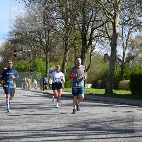 12.04.2026 - 45. Internationalen Wilhelmsburger Insellauf J. Mangold http://msf.ph/oto/9462202 12.04.2026 10:48:39 Ziel 2992, 2846, 3722, 4088, 4913, 4675, 3007, 4336, 3760, 3695, 5039, 2672, 4789, 4789, 4661, 5360, 5649, 2649, 2231, 3200, 4185, 2179, 3427, 2635, 2732, 2371 meine-sportfotos.de