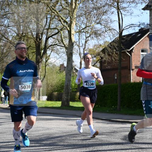 12.04.2026 - 45. Internationalen Wilhelmsburger Insellauf J. Mangold http://msf.ph/oto/9462237 12.04.2026 10:48:41 Ziel 3722, 4088, 4913, 4675, 3007, 4336, 3760, 3695, 5039, 2672, 4789, 4661, 5360, 5649, 5649, 2649, 2231, 3200, 4185, 2179, 3427, 2635, 2732, 2371 meine-sportfotos.de