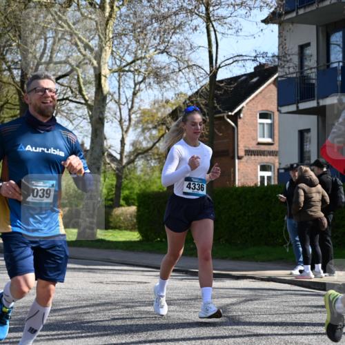 12.04.2026 - 45. Internationalen Wilhelmsburger Insellauf J. Mangold http://msf.ph/oto/9462243 12.04.2026 10:48:42 Ziel 4913, 4675, 3007, 4336, 3760, 3695, 5039, 2672, 4789, 4661, 5360, 5649, 2649, 2649, 2231, 3200, 4185, 2179, 3427, 2635, 2732, 2371 meine-sportfotos.de