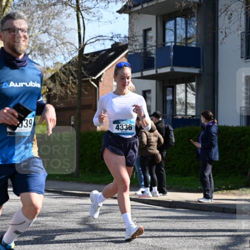12.04.2026 - 45. Internationalen Wilhelmsburger Insellauf J. Mangold http://msf.ph/oto/9462250 12.04.2026 10:48:42 Ziel 4913, 4675, 3007, 4336, 3760, 3695, 5039, 2672, 4789, 4661, 5360, 5649, 2649, 2649, 2231, 3200, 4185, 2179, 3427, 2635, 2732, 2371 meine-sportfotos.de