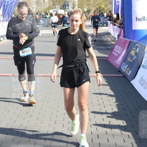 12.04.2026 - 45. Internationalen Wilhelmsburger Insellauf Strokosch-Dieckow http://msf.ph/oto/9462527 12.04.2026 10:52:39 Ziel 3366, 3923, 3887, 3102 meine-sportfotos.de