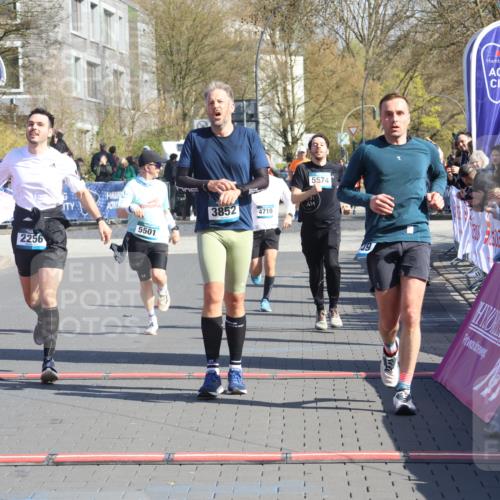 12.04.2026 - 45. Internationalen Wilhelmsburger Insellauf Strokosch-Dieckow http://msf.ph/oto/9462540 12.04.2026 10:52:44 Ziel 3852, 2239, 2256, 2255, 5501, 5574, 4710 meine-sportfotos.de