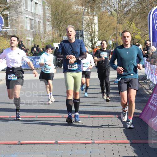 12.04.2026 - 45. Internationalen Wilhelmsburger Insellauf Strokosch-Dieckow http://msf.ph/oto/9462547 12.04.2026 10:52:44 Ziel 3852, 2239, 2256, 2255, 5501, 5574, 4710 meine-sportfotos.de