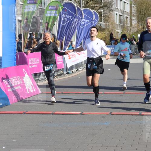 12.04.2026 - 45. Internationalen Wilhelmsburger Insellauf Strokosch-Dieckow http://msf.ph/oto/9462589 12.04.2026 10:52:44 Ziel 3852, 2239, 2256, 2255, 5501, 5574, 4710 meine-sportfotos.de