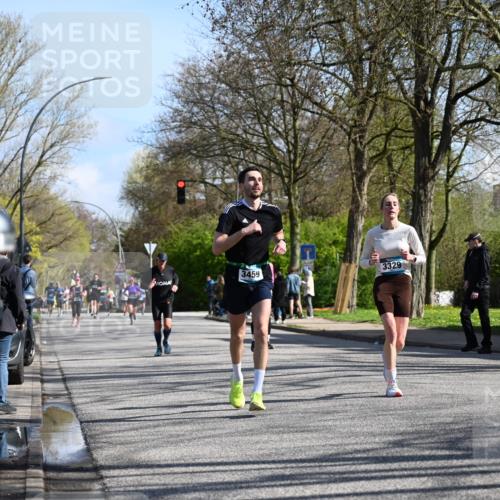 12.04.2026 - 45. Internationalen Wilhelmsburger Insellauf J. Mangold http://msf.ph/oto/9462591 12.04.2026 10:49:50 Ziel 2655, 5441, 3546, 2618, 2176, 2054, 3329, 3459, 4855, 4929, 4634, 3186, 3326, 3556, 3228, 5041, 5033, 4435, 2720, 2720, 3234, 3855, 2154, 3608 meine-sportfotos.de
