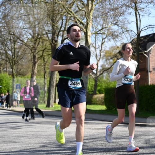 12.04.2026 - 45. Internationalen Wilhelmsburger Insellauf J. Mangold http://msf.ph/oto/9462615 12.04.2026 10:49:52 Ziel 2655, 5441, 3546, 2618, 2176, 2054, 3329, 3459, 4855, 4929, 4634, 3186, 3326, 3556, 3228, 5041, 5033, 4435, 2720, 3234, 3855, 2154, 3608 meine-sportfotos.de
