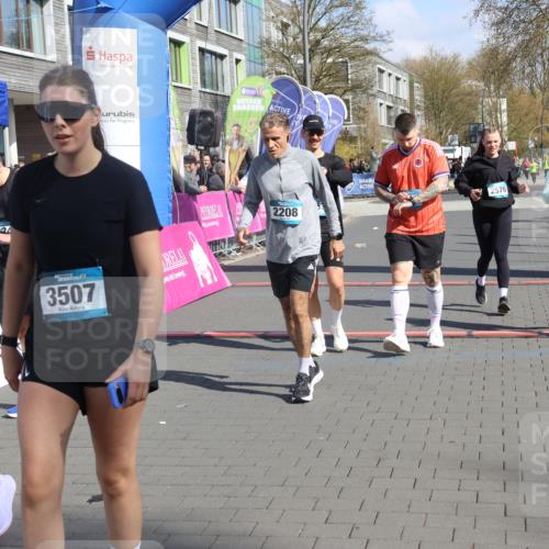 12.04.2026 - 45. Internationalen Wilhelmsburger Insellauf Strokosch-Dieckow http://msf.ph/oto/9462617 12.04.2026 11:11:12 Ziel 3913, 2208, 2539, 2513, 2590, 2576 meine-sportfotos.de